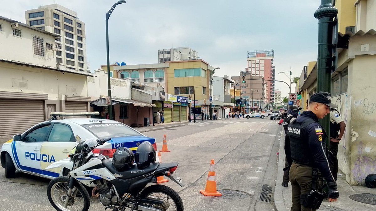 Agentes policiales cercaron la zona del centro de Guayaquil en la que se registró el crimen.