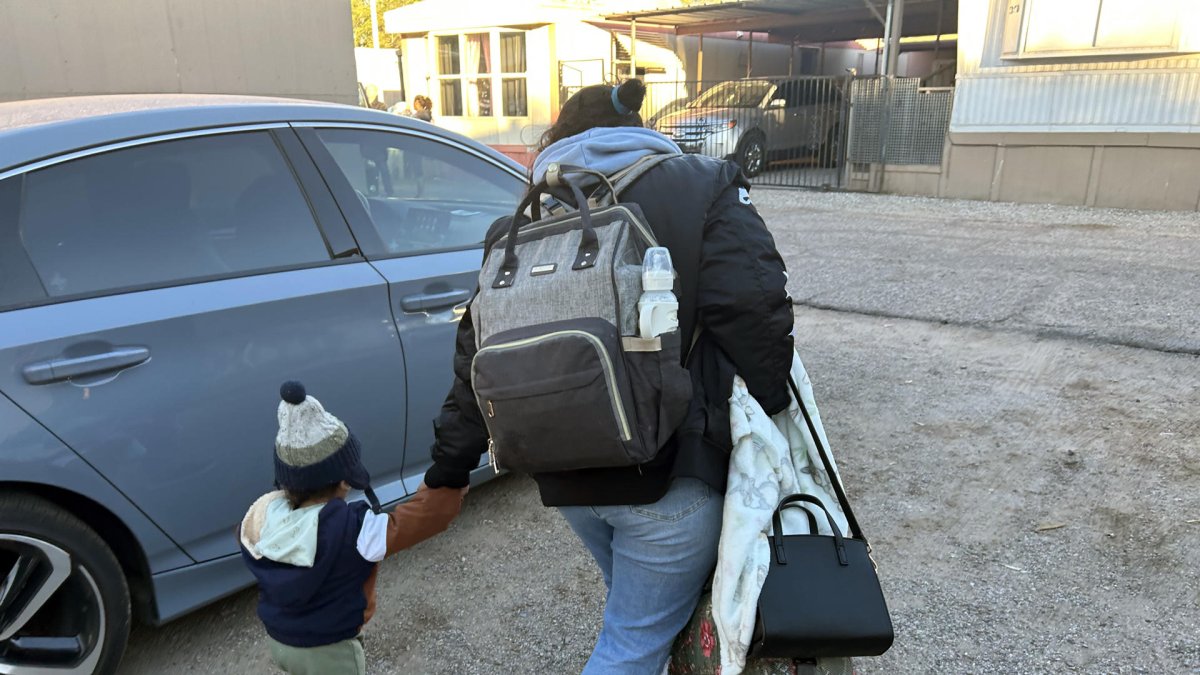 La inmigrante colombiana Yarlidis Goez-Santos y su hijo salen de su casa para el viaje de la autodeportación hacia su país de origen en Tucson, Arizona (EE.UU.).