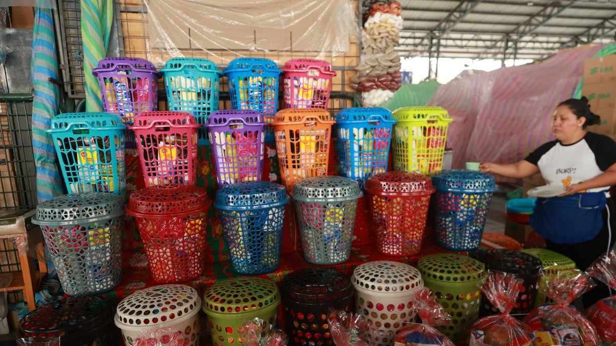 Canastas navideñas en mercados municipales