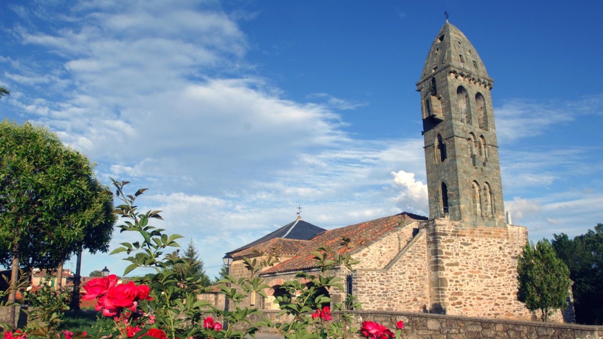Vista de la Iglesia de Mombuey. La comarca de Sanabria, en Zamora, fue una de las más afectadas por los incendios durante el verano de 2025.