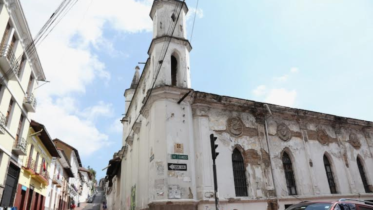 En esta edificación, entre las calles Olmedo, Benalcázar, Manabí y Cuenca funcionó el Colegio Simón Bolívar, en Quito.
