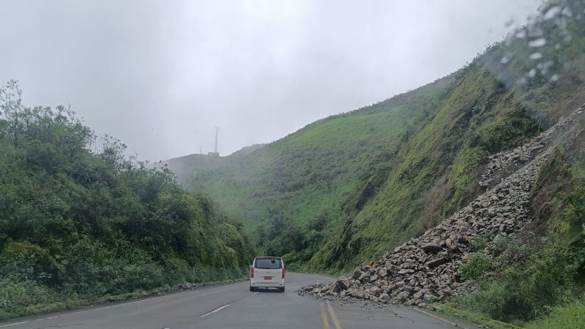 Derrumbes. Uno de los grandes problemas de esta vía son los constantes deslaves que obstaculizan el camino.