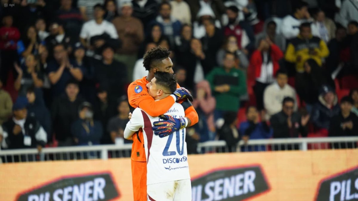 Domínguez y Cornejo de Liga de Quito en el festejo de llegar a la final de Copa Ecuador.