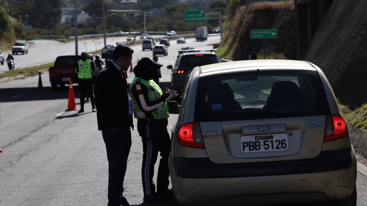 Los agentes de tránsito realizan controles en vías del norte, sur y valles de Quito.