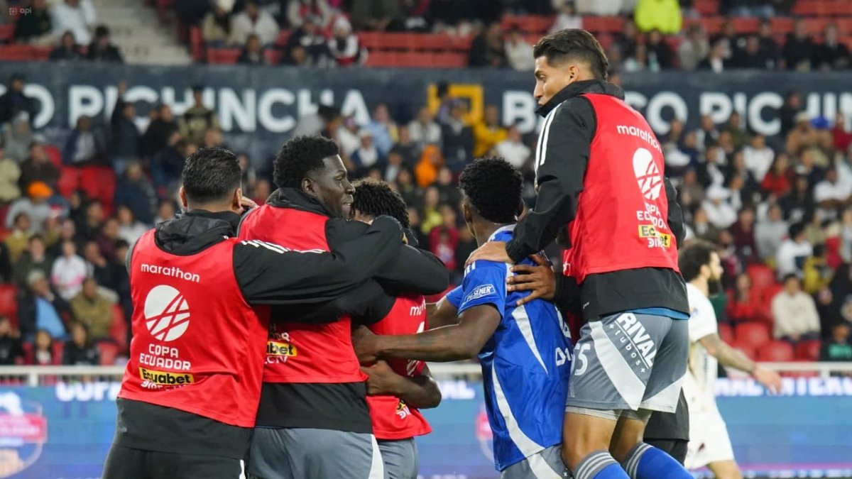 Emelec festeja el 1-0 ante Liga de Quito en las semifinales de vuelta de la Copa Ecuador 2025.
