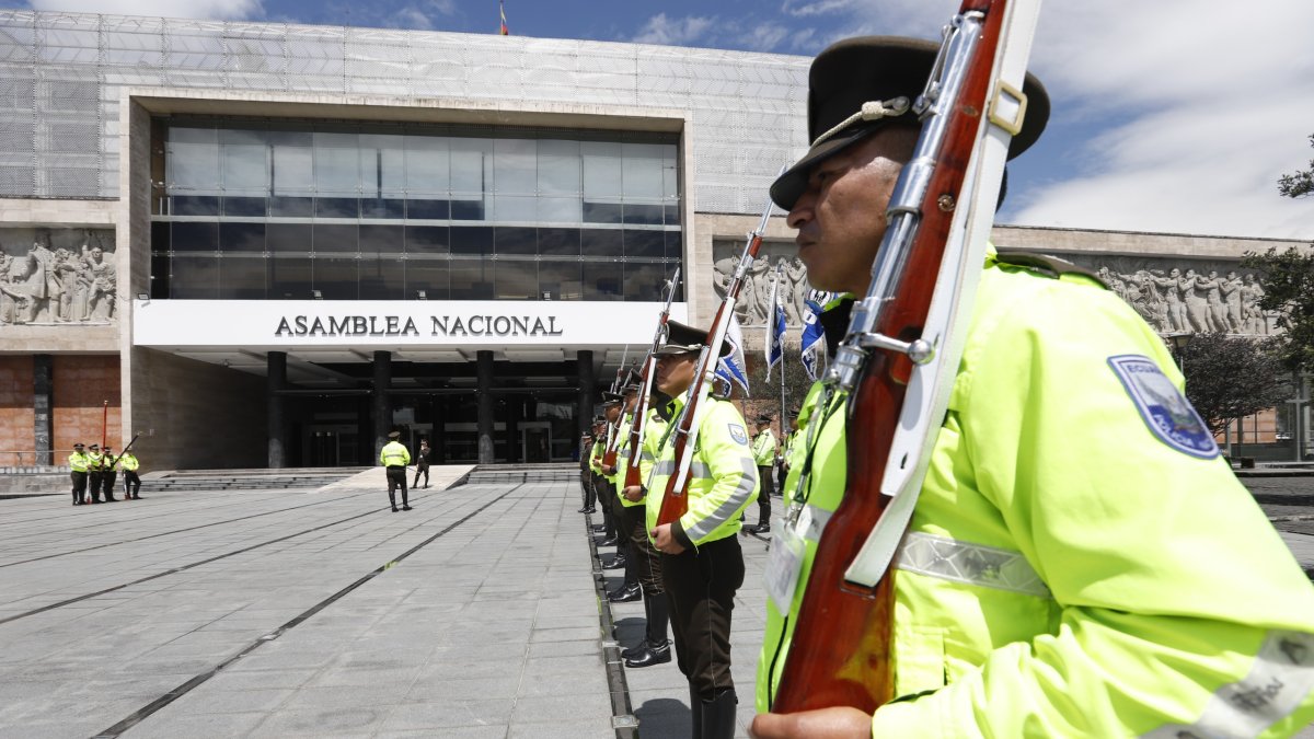 Afuera de la Asamblea hubo diversos actos por la fundación de Quito.