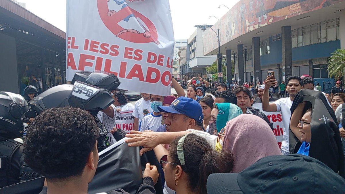 Prestadores externos del IESS protestan por pagos atrasados en Quito y Guayaquil.