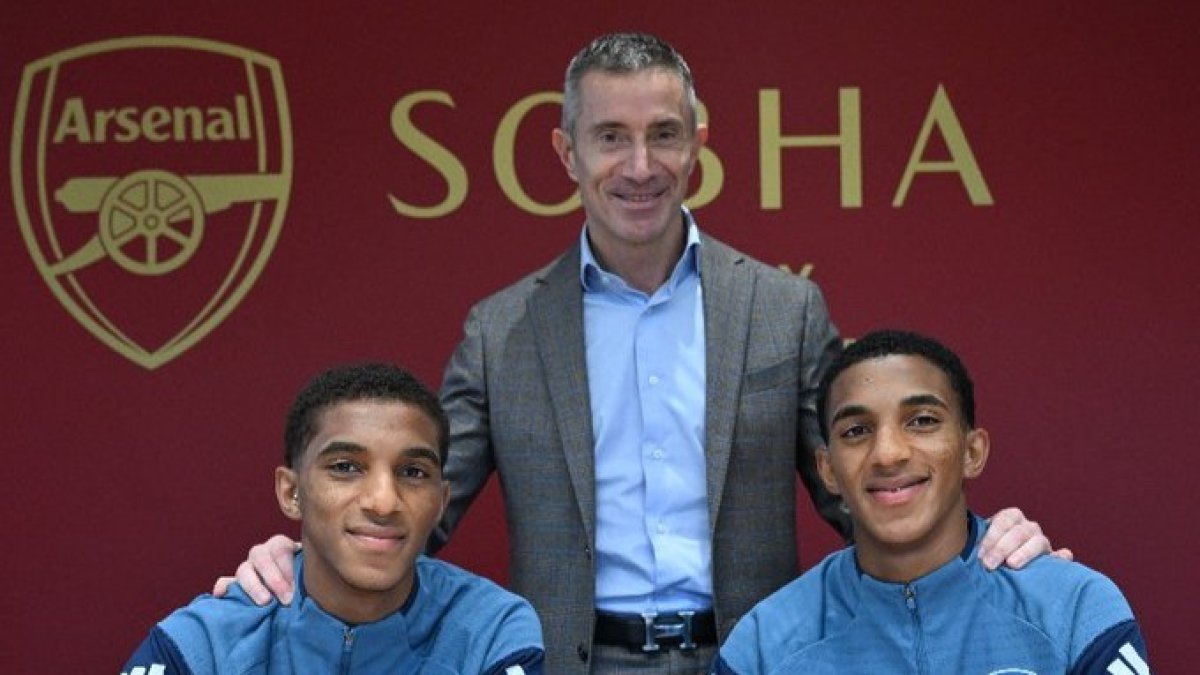 Holger y Edwin firmaron el acuerdo para su próxima llegada a Arsenal de la Premier Leaguae.