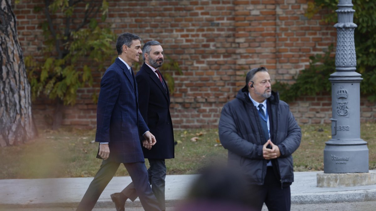 El presidente del Gobierno, Pedro Sánchez (i), en el marco de la reunión de alto nivel entre España y Marruecos, este jueves, en el Palacio de la Moncloa.