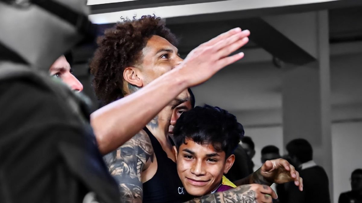 Pol Deportes, Cliver Huamán Sánchez junto a Paolo Guerrero.