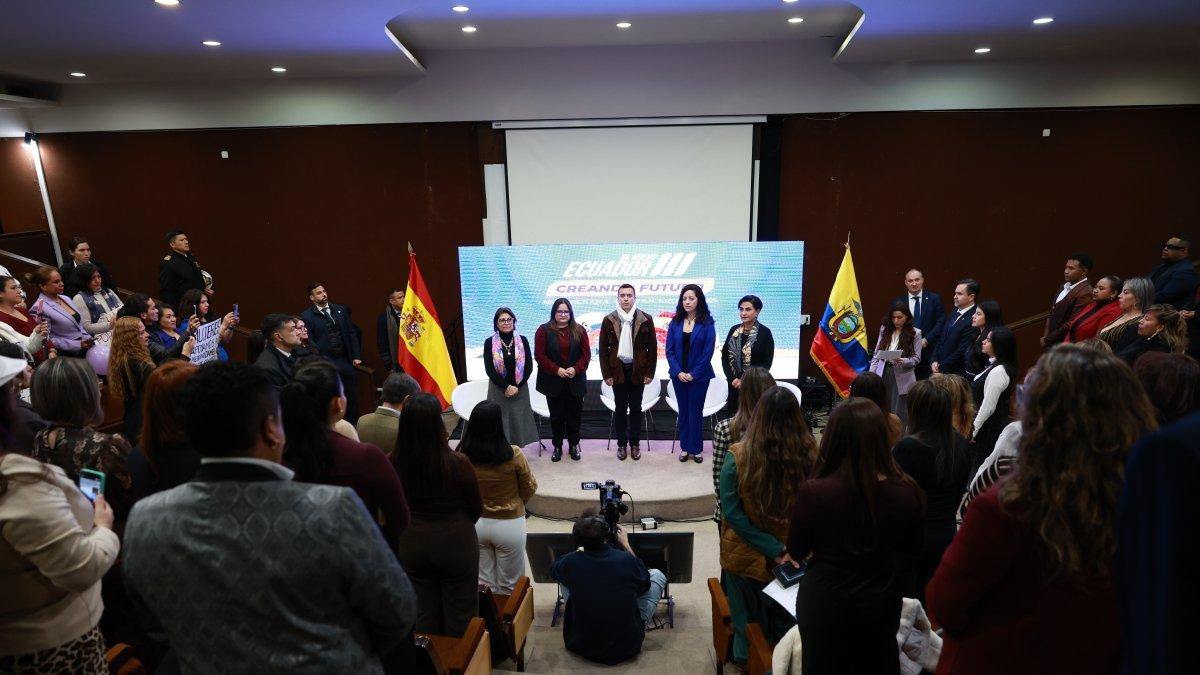 Según información oficial, estas becas forman parte de un total de 19.000 gestionadas para ecuatorianos residentes en ese país.