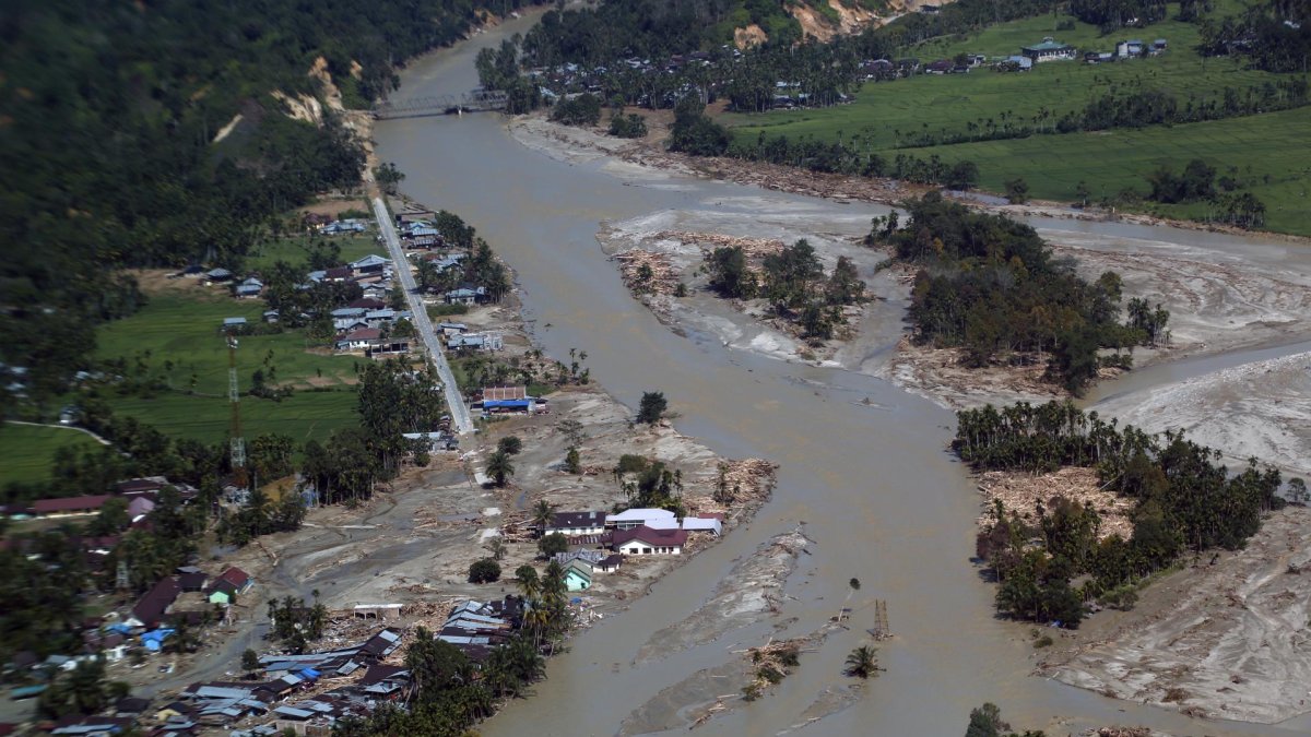 Una imagen aérea tomada desde un helicóptero muestra las zonas afectadas por las inundaciones en Lokop, Aceh Oriental, Indonesia, el 4 de diciembre de 2025.