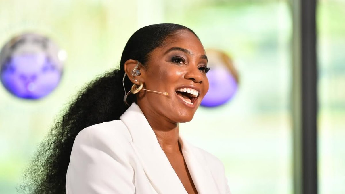 Samantha Johnson destaca como periodista en programas deportivos.