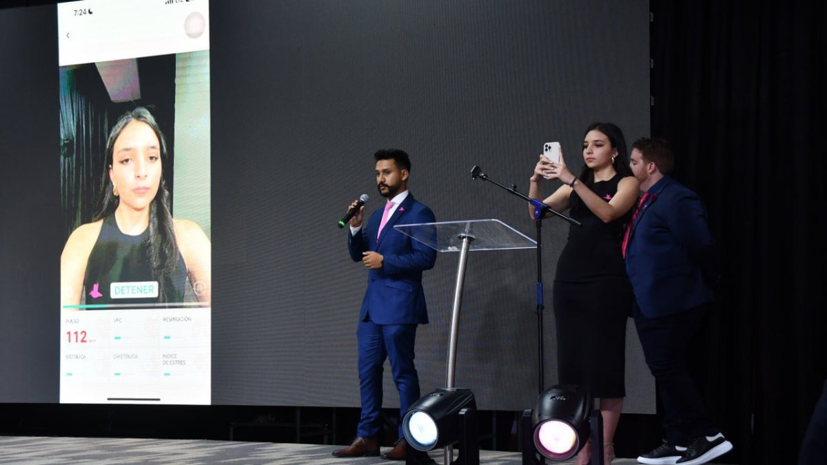 En marzo, el MSP y CNT presentaron a HealthBird como  una aliada en la creación de la app CNT Salud+. Edgar Lama, quien después fue presidente del IESS, la impulsó.