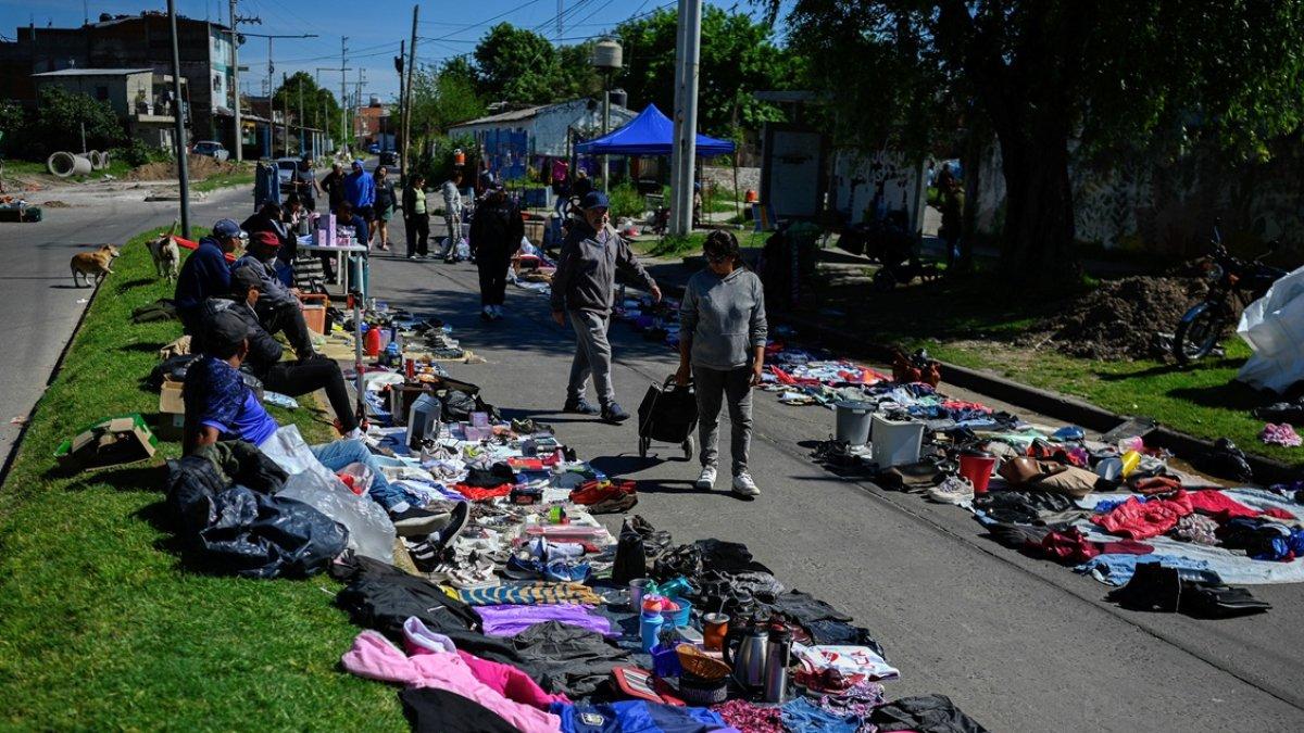 La gente camina por un mercado callejero en Villa Fiorito, en las afueras de Buenos Aires, el 19 de octubre de 2025