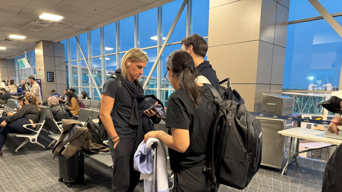 El seleccionador de Ecuador, Sebastián Beccacece (c), coincidió en el aeropuerto de Panamá con varios periodistas.
