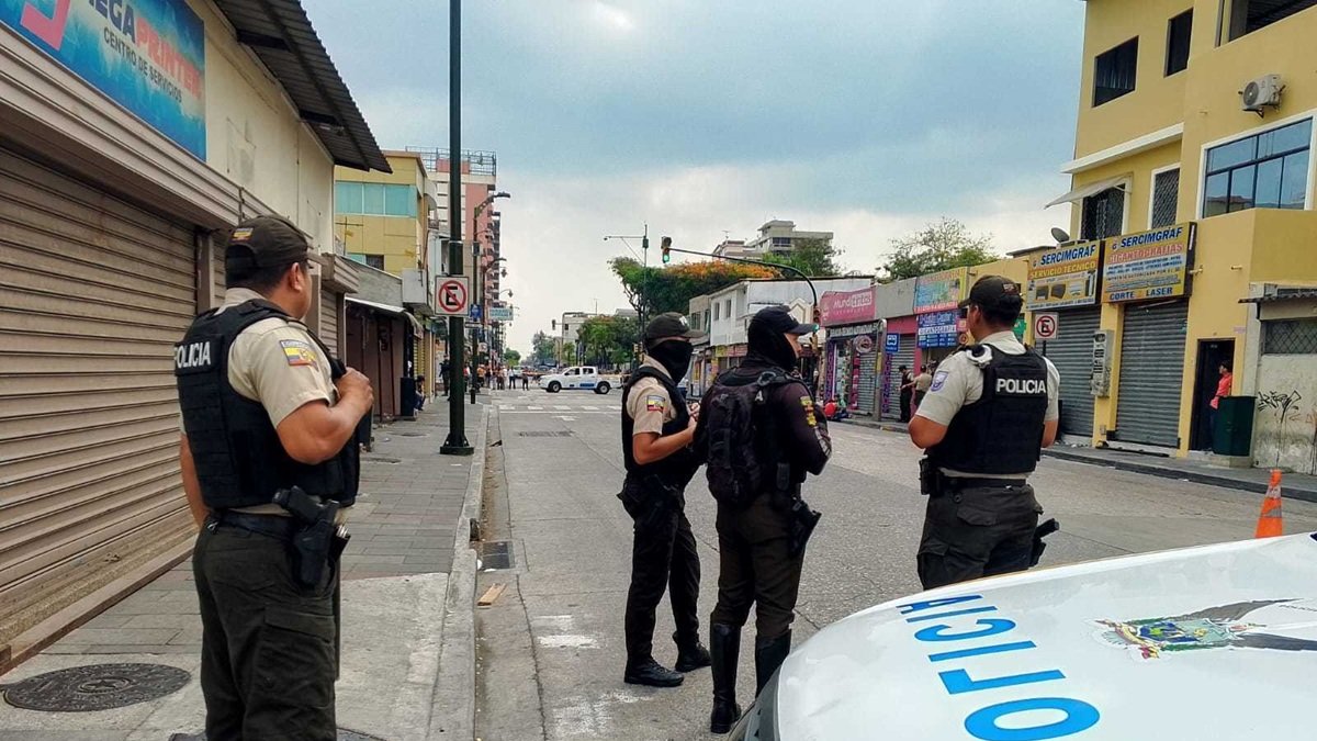 Agentes de la Policía Nacional recabaron indicios en la escena del crimen la tarde del miércoles.
