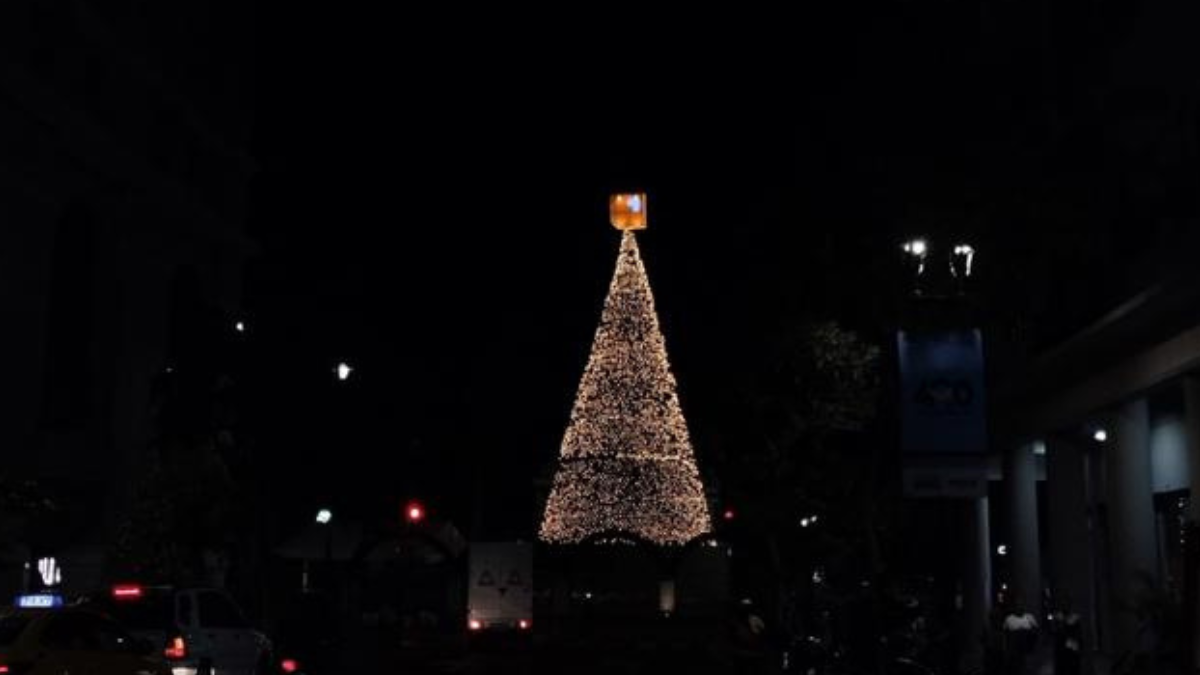 El árbol de Navidad de 12 metros en el Malecón 2000 ilumina Guayaquil este 4 de diciembre de 2025.