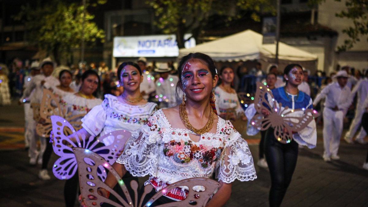 En la mascarada nocturna, uno de los eventos desarrollados en las fiestas de fundación de Quito, en diciembre 2025