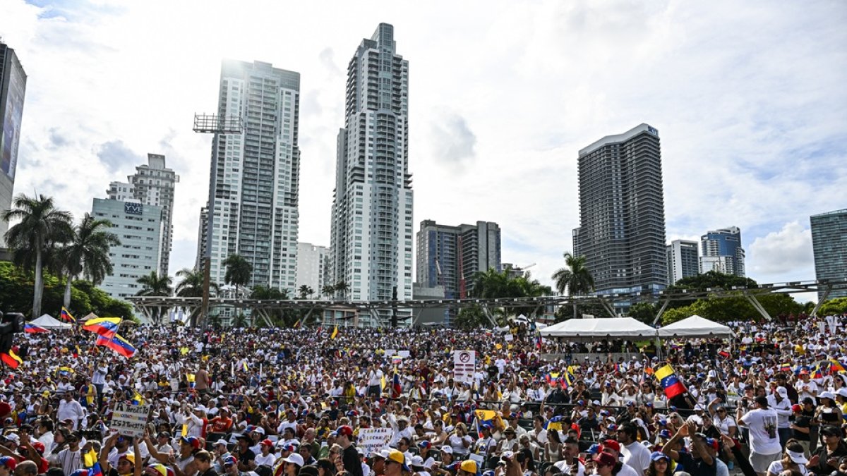 Personas durante la manifestación convocada por la oposición venezolana para exigir que el gobierno venezolano reconozca la victoria de Edmundo González Urrutia, en Miami, el 17 de agosto de 2024.