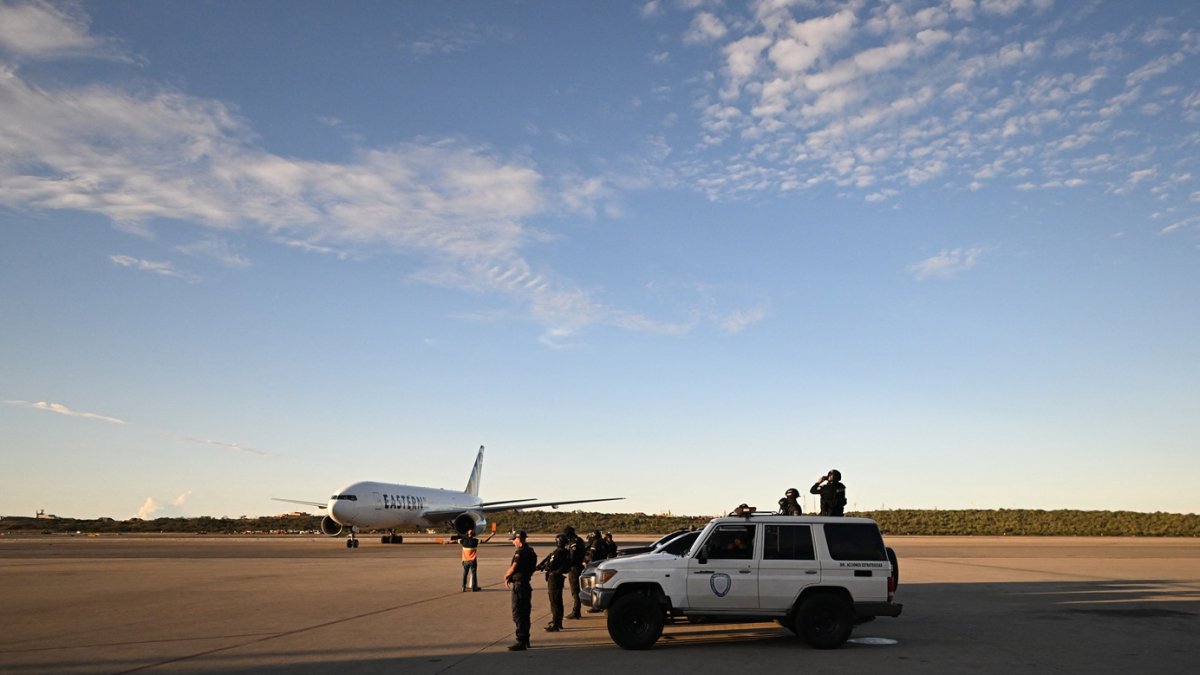 Un avión de Eastern Airlines que transportaba migrantes venezolanos repatriados aterriza en el Aeropuerto Internacional Simón Bolívar en Maiquetía, Venezuela, el 3 de diciembre de 2025.