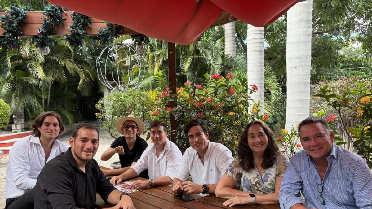 Danilo Carrera con su familia.