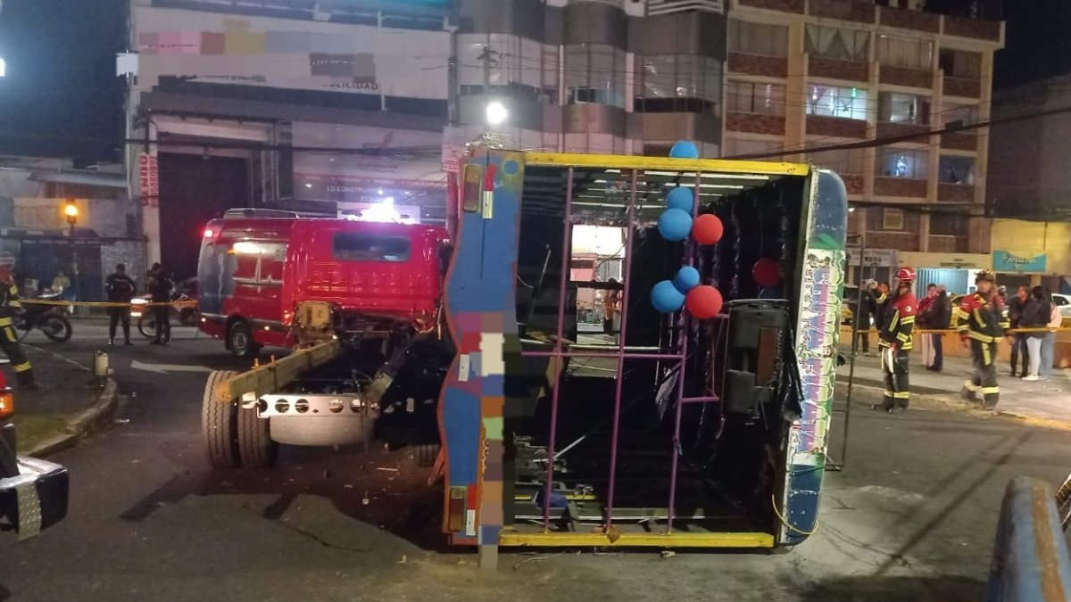 La chiva se volcó en la av. Naciones Unidas y dejó seis heridos. Los afectados celebraban por fiestas de Quito.