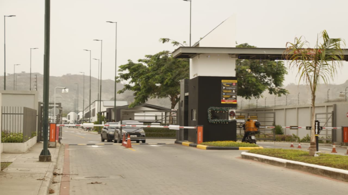 La víctima intentó huir, pero fue alcanzada y abatida en una de las calles del conjunto.