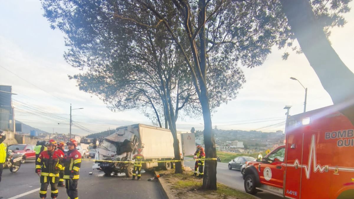 Uno de los vehículos terminó impactándose contra un árbol.