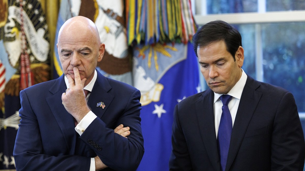 El presidente de la FIFA, Gianni Infantino (i), y el secretario de Estado de EE.UU., Marco Rubio, en una reunión a inicios de diciembre con el presidente de EE.UU., Trump.