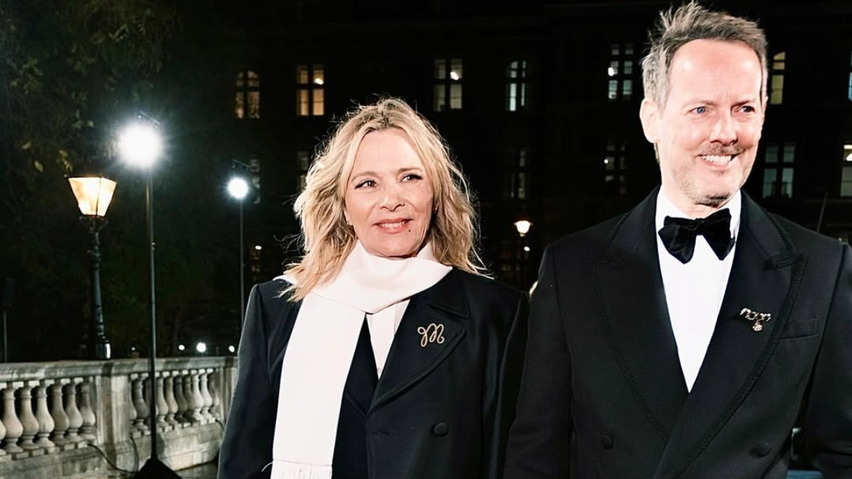 Kim Cattrall y su cuarto esposo, el ingeniero de sonido Russell Thomas, en el 2025 Fashion Awards in London.