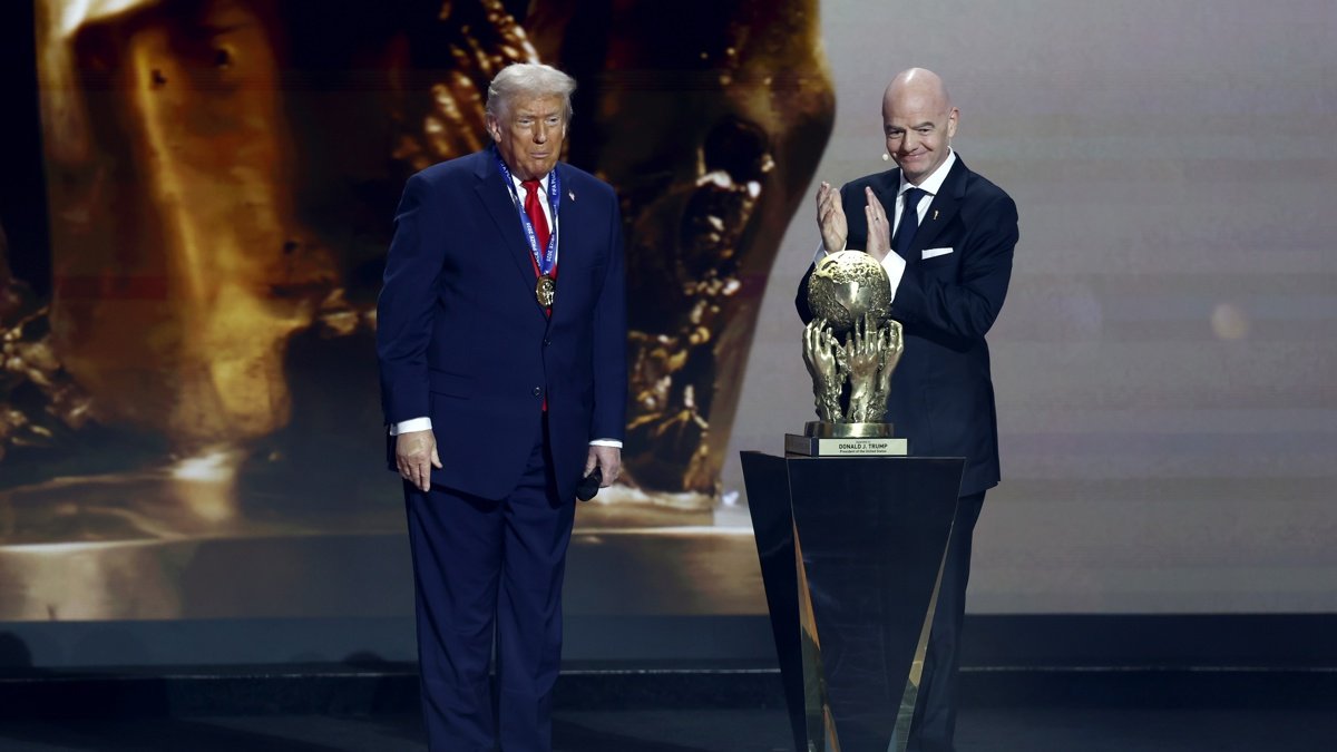 El presidente de Estados Unidos, Donald Trump (izq), recibe el Premio de la Paz de la FIFA de manos del presidente de la FIFA, Gianni Infantino.