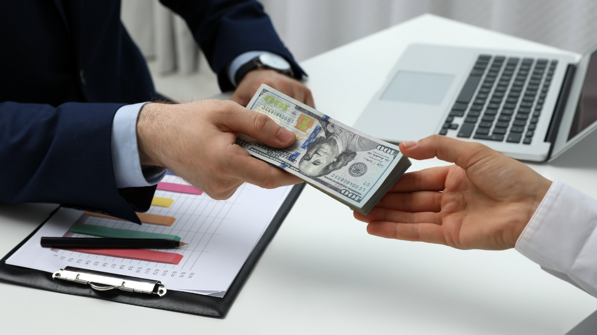 Cada empleador debe pagar el décimo tercero correspondiente al período en que el trabajador estuvo en su nómina.