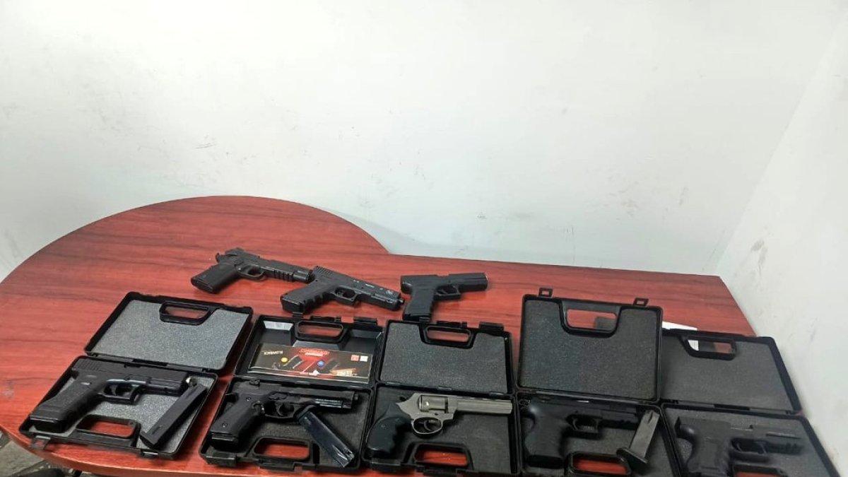 Las armas estaban dentro de un armario en el departamento.
