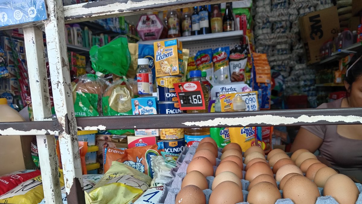 En un abasto en la ciudadela Huancavilca del sur si se vende la cubeta de huevo a 2,50 dólares-