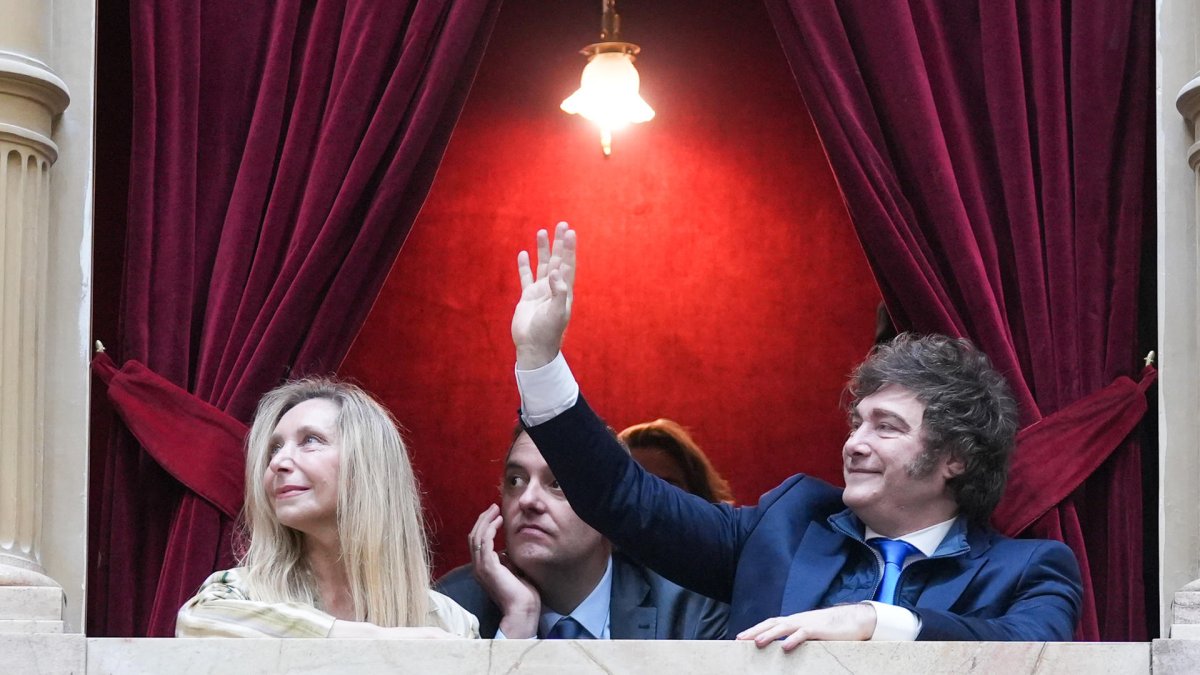 El presidente de Argentina, Javier Milei (d), saludando junto a su hermana Karina, en la Cámara de Diputados del Congreso de la Nación.