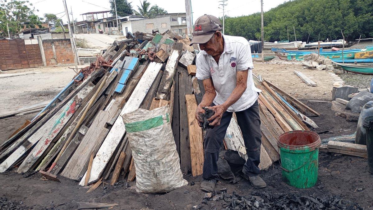 Carlos Lindao, de 123 años, es el último carbonero del manglar.