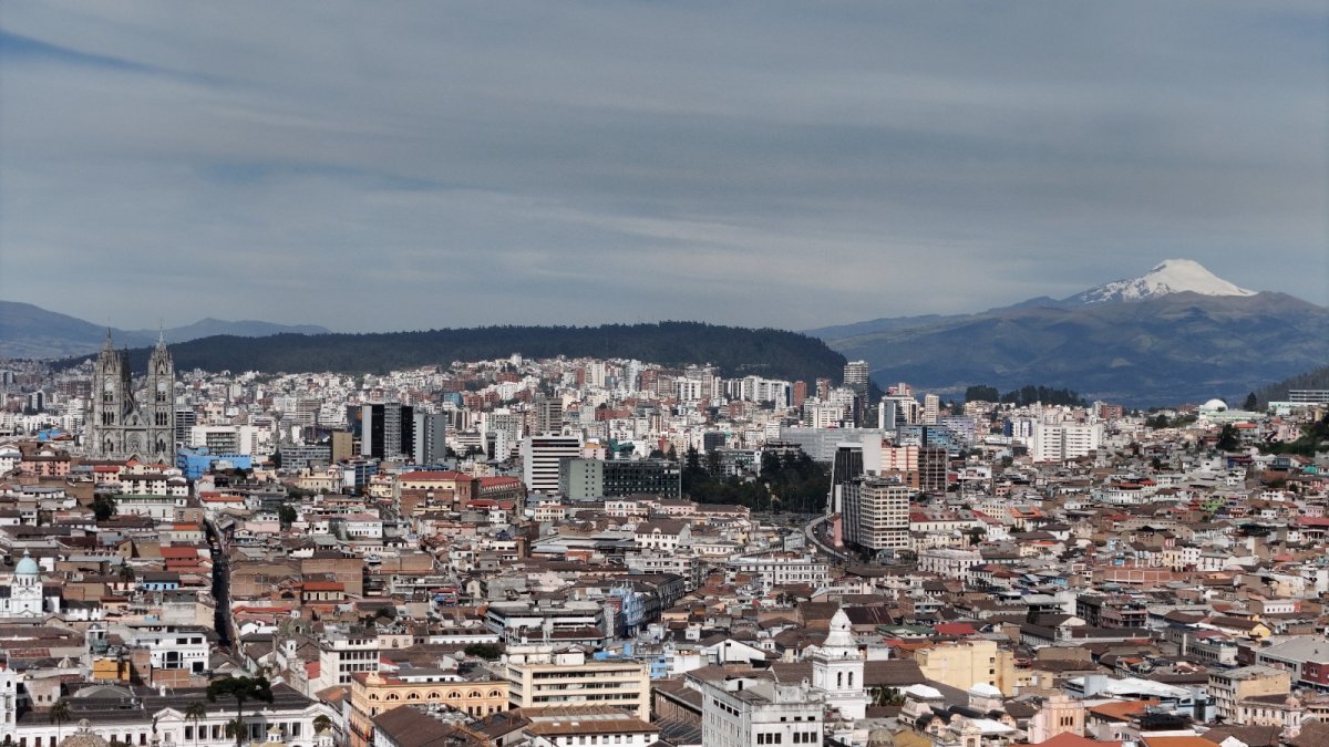 Expertos advierten que Quito enfrenta un deterioro urbano acelerado y requiere reformas para recuperar orden, planificación y cohesión institucional.