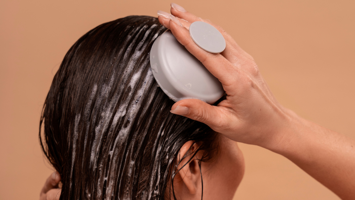 ¿Sirve el ácido glicólico para el cabello? La ciencia explica sus efectos en la dermatitis seborreica y el exceso de grasa