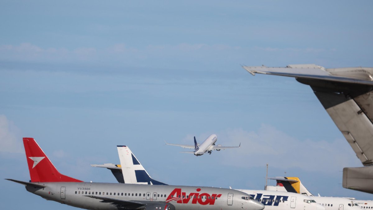 Fotografía que muestra aviones en la pista del aeropuerto internacional, Simón Bolívar este miércoles, en Maiquetia (Venezuela).