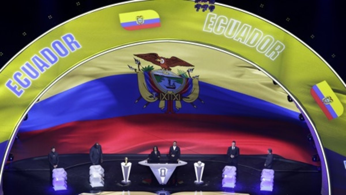 Los colores de Ecuador aparecen en el escenario durante el sorteo final de la Copa Mundial de la FIFA 2026.