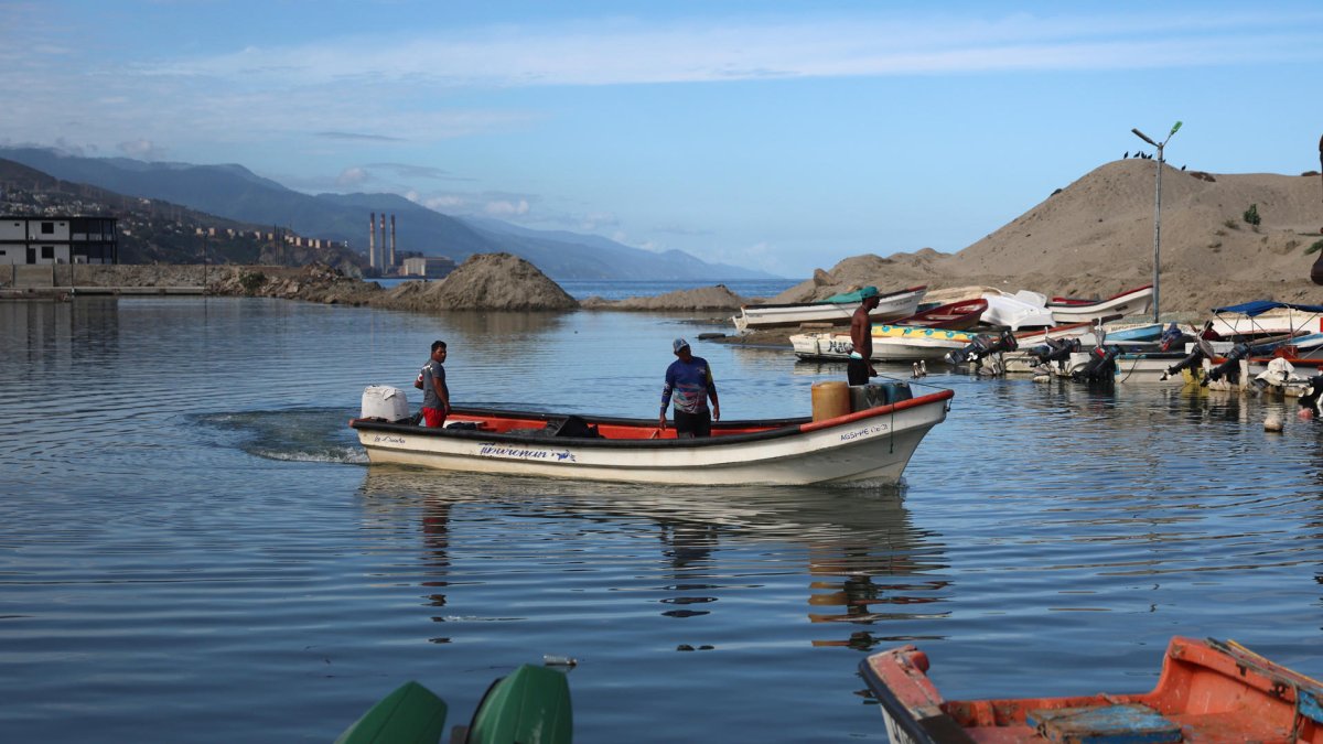 Personas navegan en una lancha el 3 de diciembre de 2025, en La Guaira (Venezuela).