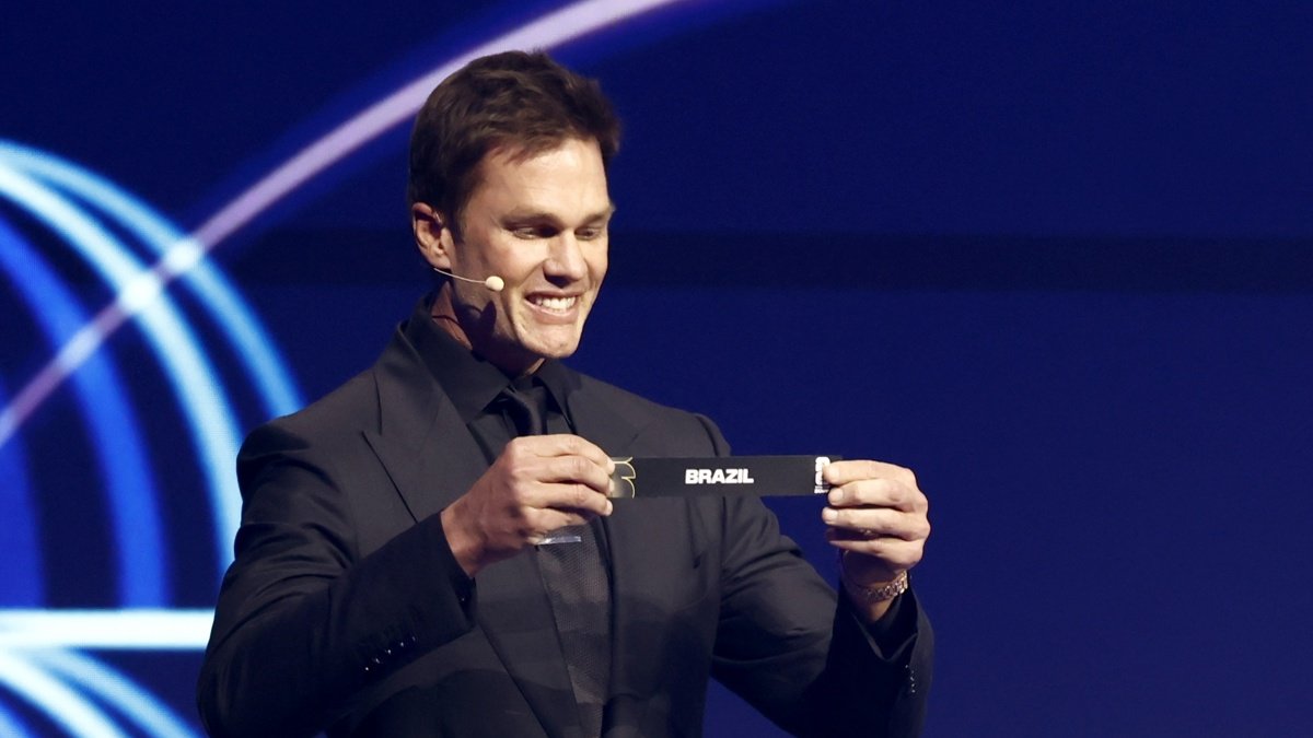 Tom Brady sostiene el boleto de Brasil durante el Sorteo Final de la Copa Mundial de la FIFA 2026.