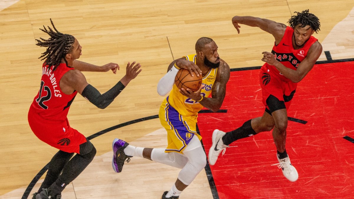 LeBRon James (c) en acción, figura de los Angeles Lakers en la NBA.