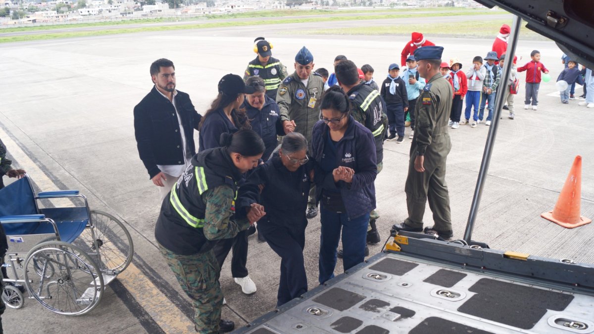 Niños y adultos mayores de Latacunga y Pujilí, volaron por primera vez en un avión. Esta experiencia lleno de emociones a los participantes.