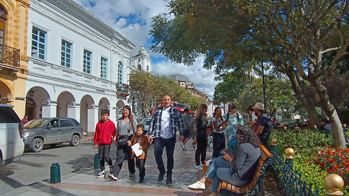 Referencial. Ciudadanos pasean en Cuenca.