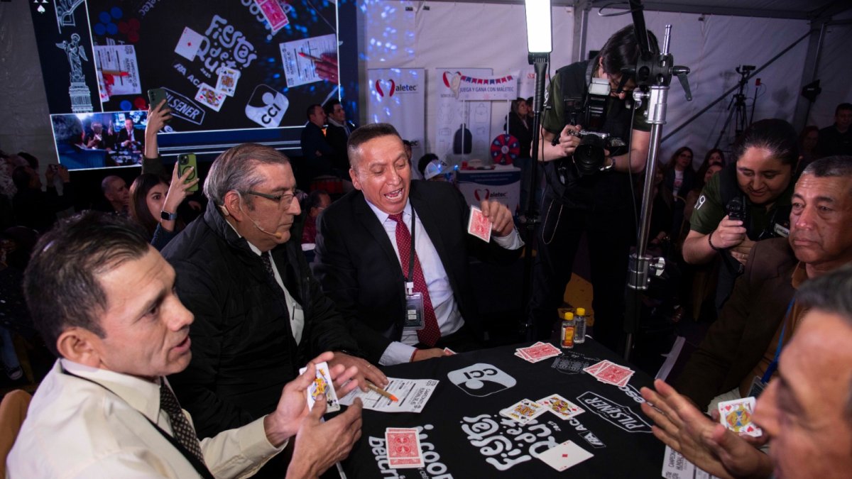 Jaramillo (i) lanza con euforia el naipe con el que selló la victoria mundialista.