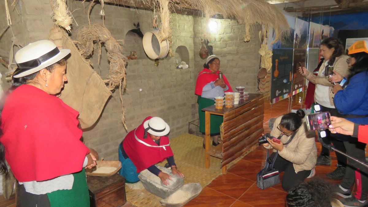 La experiencia es inmerciva, las mujeres enseñan sus labores diarias y su cultura a los turistas.