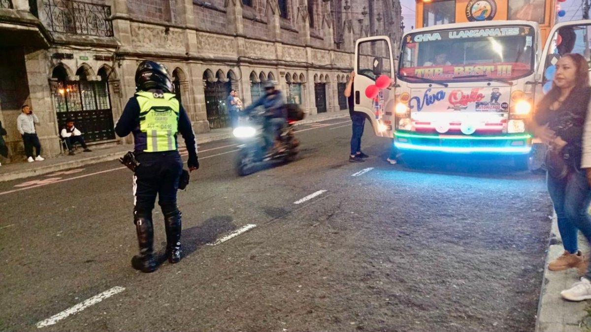 Agentes de tránsito realizan varios controles en diferentes puntos de la ciudad durante las Fiestas de Quito.