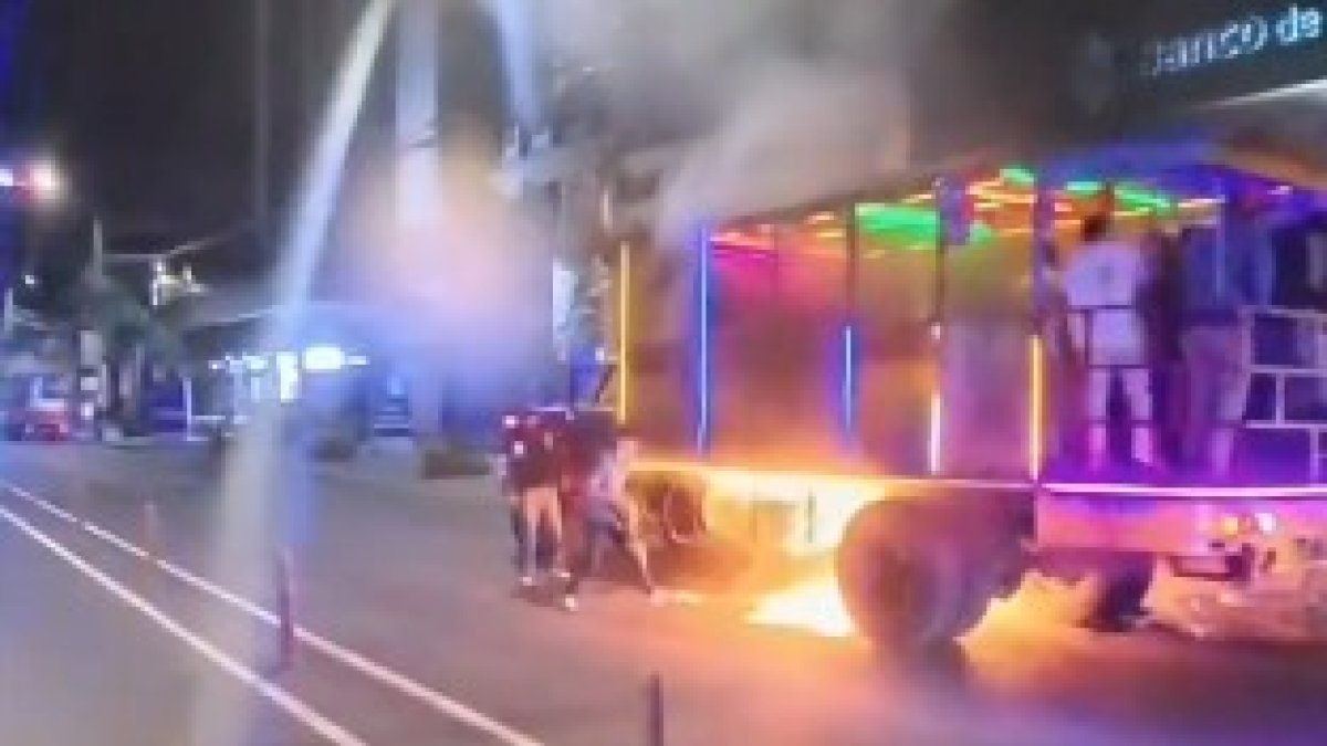 Chiva presentó conato de incendio en el norte de Quito; autoridades descartan siniestro de tránsito.